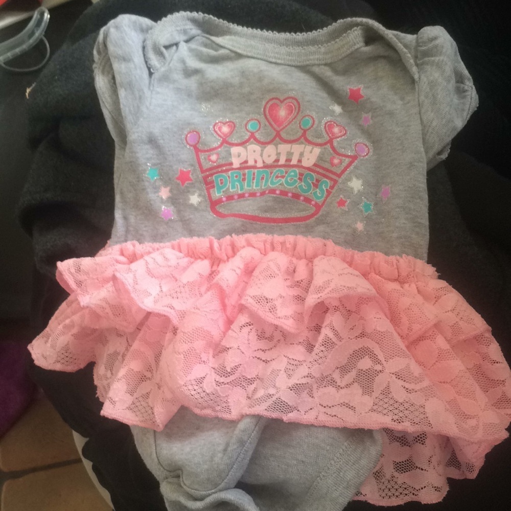 FINAL MARKDOWN Infant snap crotch dress 0-3 months
